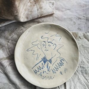 Plato mujer azul
